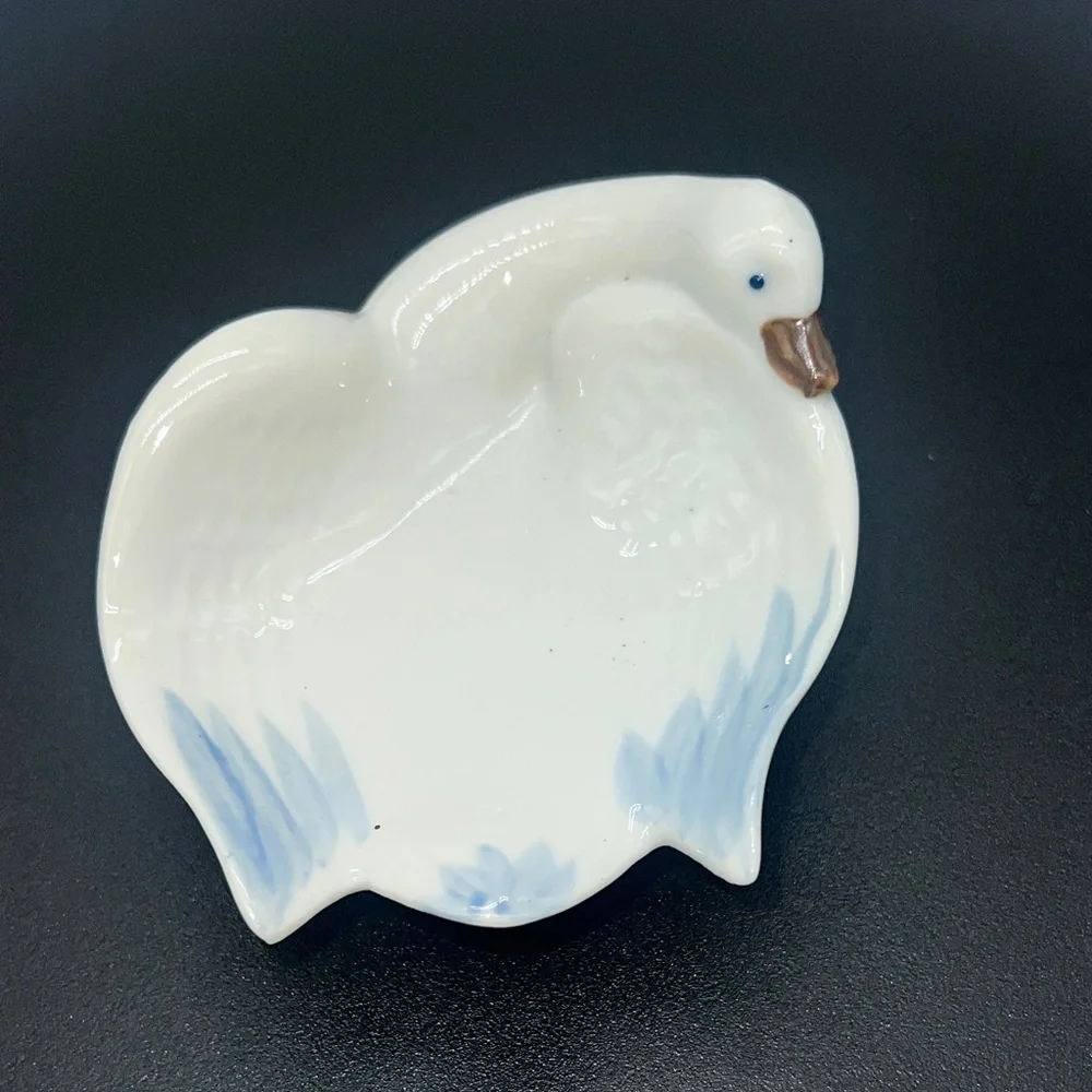 Takahashi decorative Swan ring Dish - White and Blue